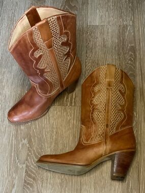 Women's Tan Leather Western Heeled Boots - Classic Pull-On Style